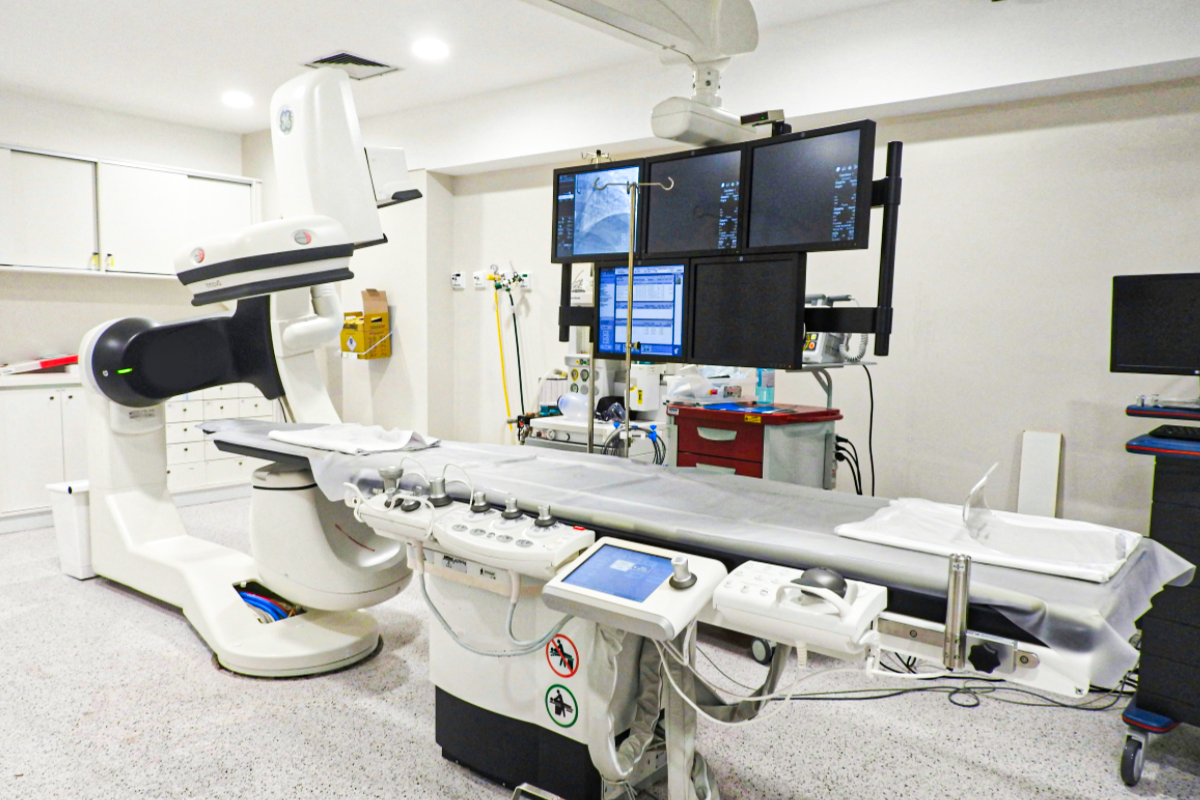 Digital Angiography System in Interventional Operating Room, Hospital Cath Lab Equipment, Medical Angiography X-Ray Machine with Surgical Table and Multi-monitor Workstation